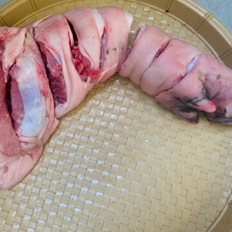 Chân giò heo đã được cắt khoanh và làm sạch trước khi hầm