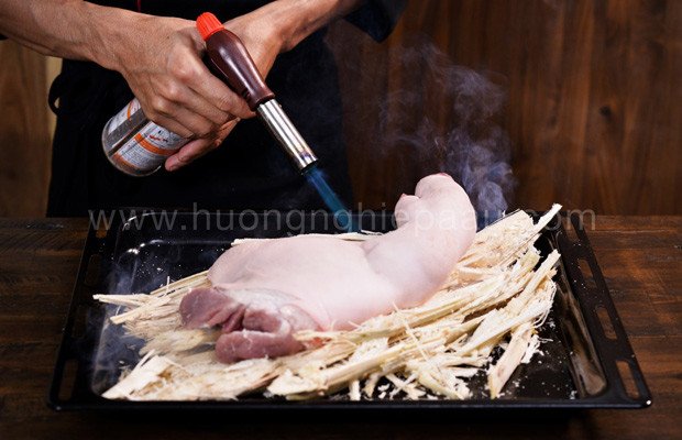 Chân giò heo được hun khói trên bã mía, tạo mùi thơm đặc trưng cho món giả cầy miền Bắc