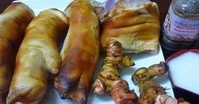 Chân giò ướp gia vị chuẩn bị nấu giả cầy