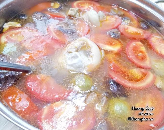 Chan nước dùng vào bát bún chân giò nóng hổi