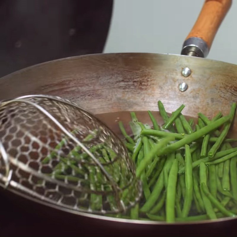 Chần sơ đậu que qua nước sôi để giữ màu xanh và độ giòn