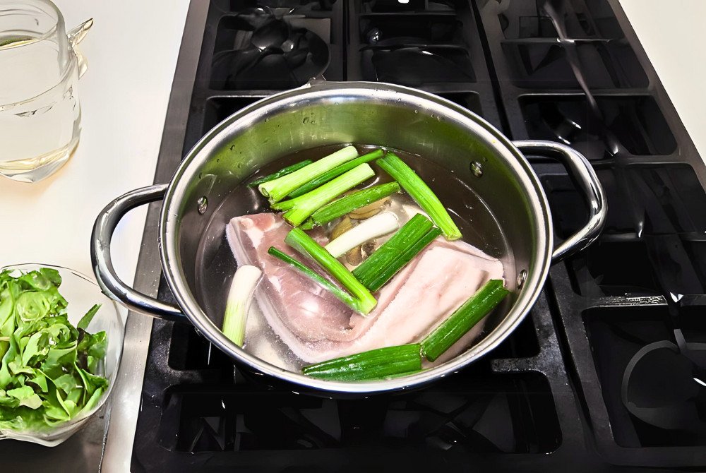 Chần thịt ba chỉ với gừng và hành lá giúp khử mùi hôi hiệu quả