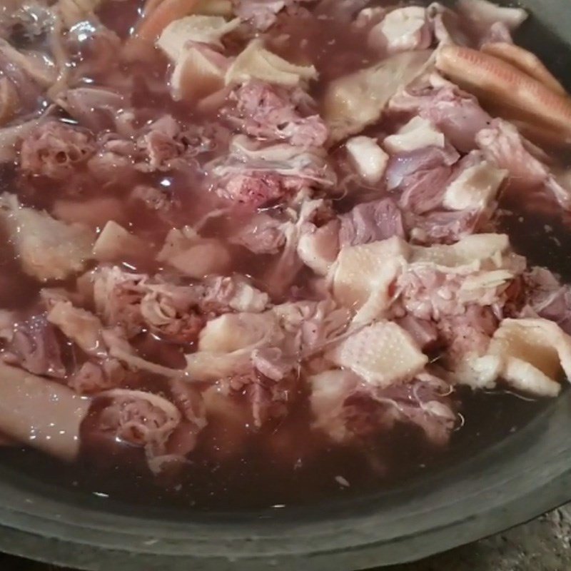 Chần thịt ngỗng trong nước sôi để loại bỏ mùi hôi