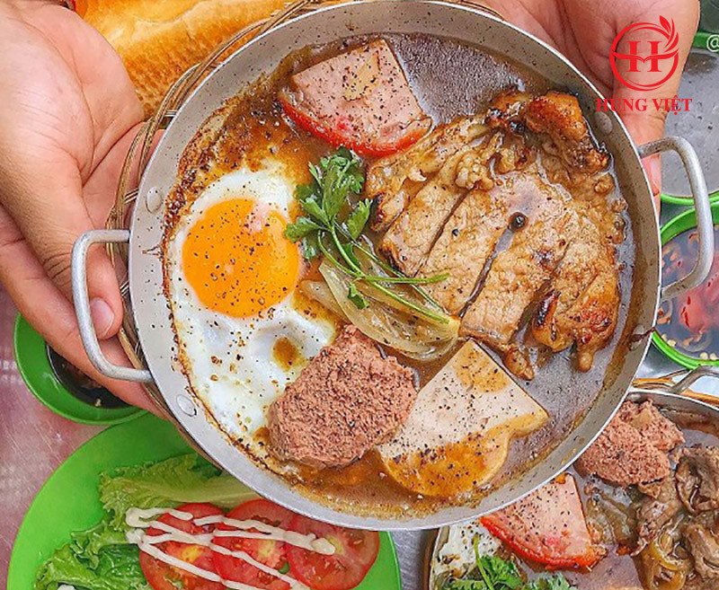 Chảo bánh mì ốp la với nước sốt tiêu đen đậm đà
