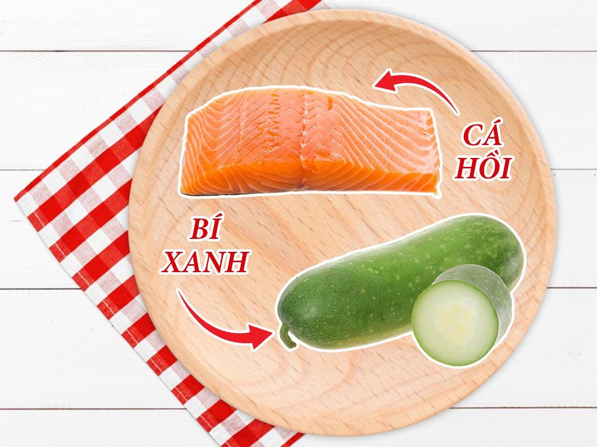Cháo cá hồi bí xanh cho bé ăn dặm