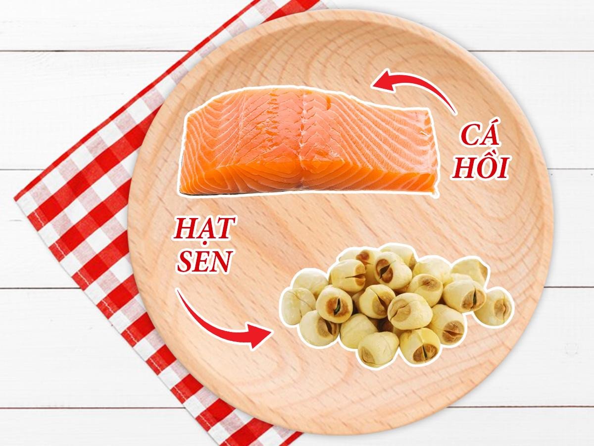 Cháo cá hồi hạt sen cà rốt cho bé