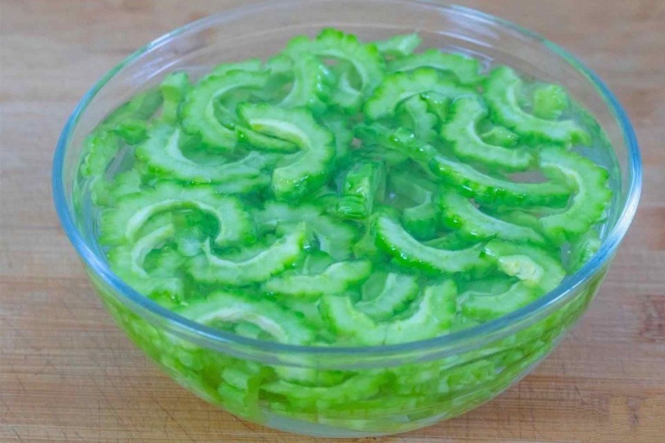 Chảo chống dính hỗ trợ làm món khổ qua xào trứng dễ dàng và ngon hơn