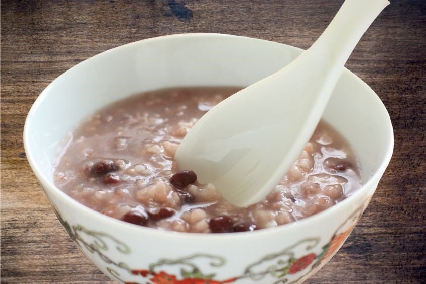 Cháo hạt kê đậu đỏ sánh mịn, màu sắc bắt mắt, rất tốt cho sức khỏe.