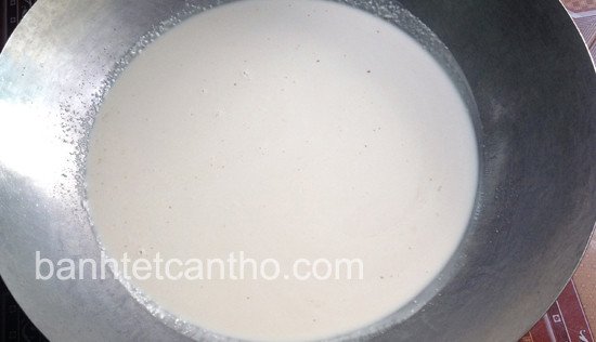 Chảo nước cốt dừa đang được nêm nếm để xào nếp gói bánh tét