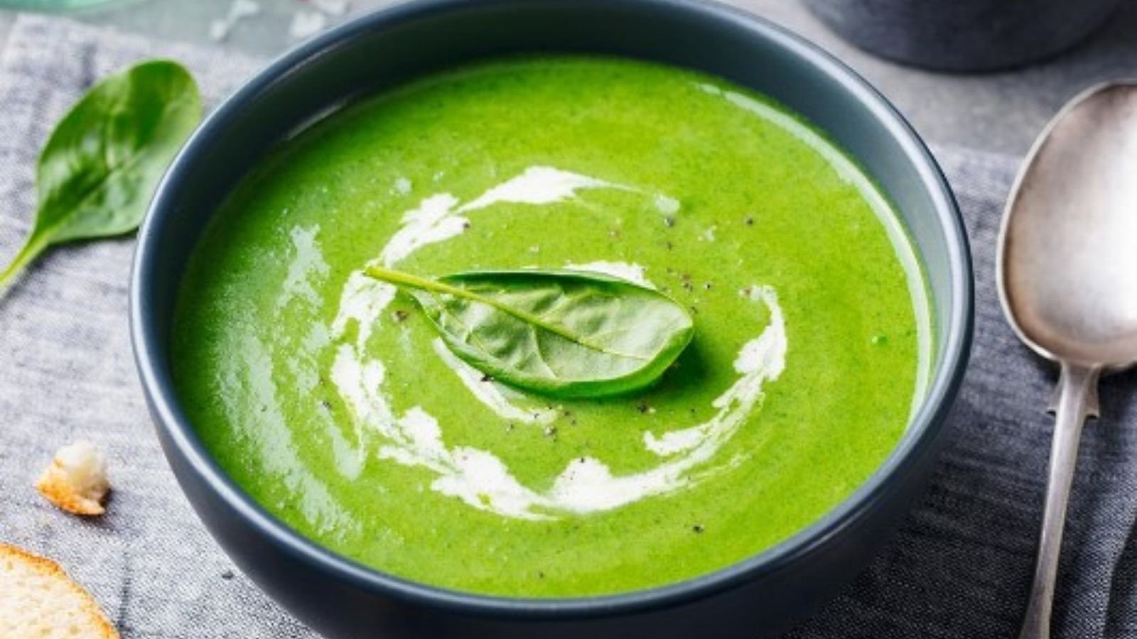 Cháo rây khoai lang và rau bina xanh mướt, cung cấp vitamin cho sự phát triển của bé