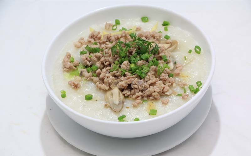 Cháo thịt bằm bổ dưỡng với hương lá dứa thoang thoảng.