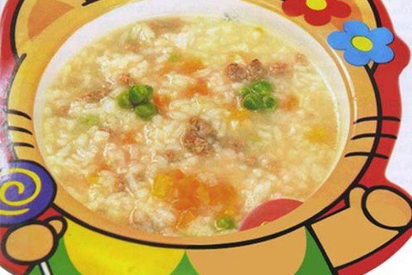 Cháo thịt bằm nấu cùng bí đỏ, mang lại vị ngọt tự nhiên và nhiều vitamin