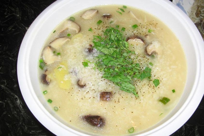 Cháo thịt bò nấm rơm bổ dưỡng cho bé