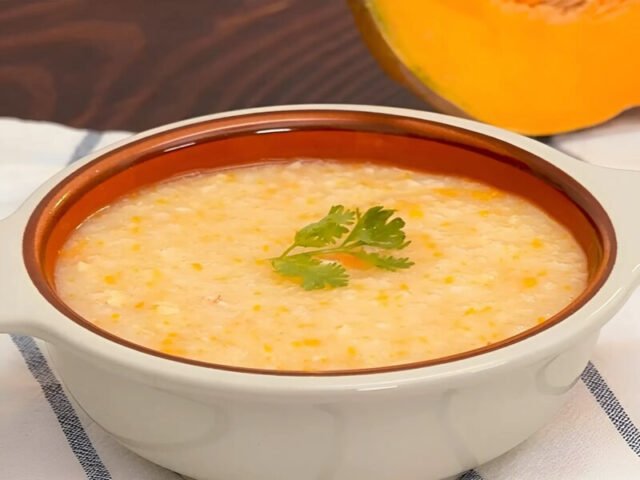 Cháo tôm bí đỏ thơm ngon, bổ dưỡng cho người lớn và người ốm