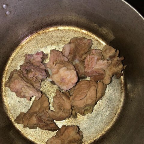 Cháo xương heo đang được nấu sôi trên bếp