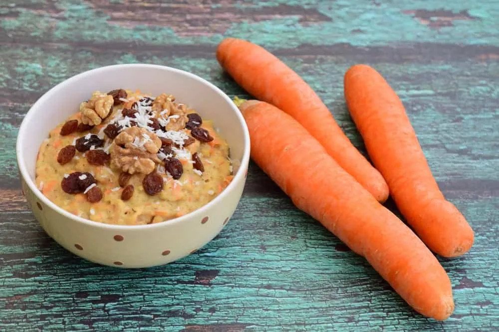 Cháo yến mạch màu sắc kết hợp cà rốt, đậu Hà Lan và ngô cho bé thêm vitamin