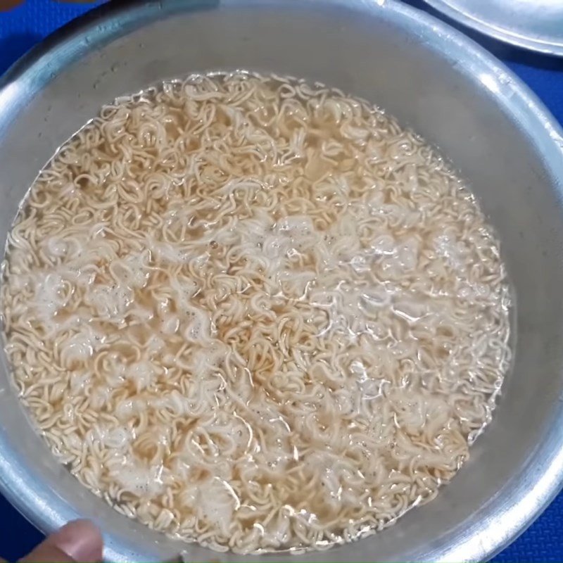 Chắt bỏ nước sau khi mì gói đã mềm vừa đủ