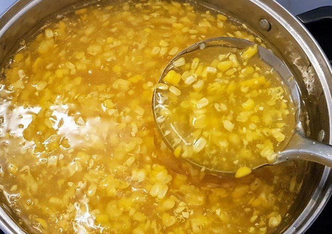 Chè bắp với nếp đang được nấu sánh mịn trong nồi