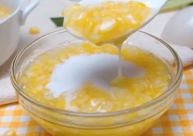 Chè bắp với nếp và đậu xanh thơm ngon, sẵn sàng thưởng thức