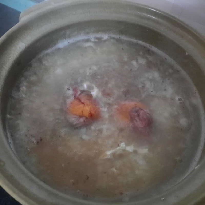 Chế biến cháo hột vịt lộn với trứng và gừng thơm lừng