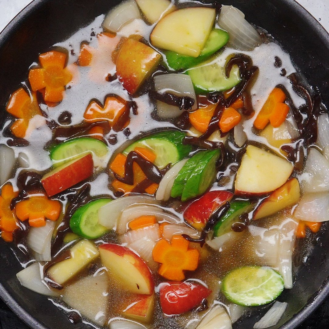 Chế biến nước sốt chua ngọt cho món Tangsuyuk Hàn Quốc