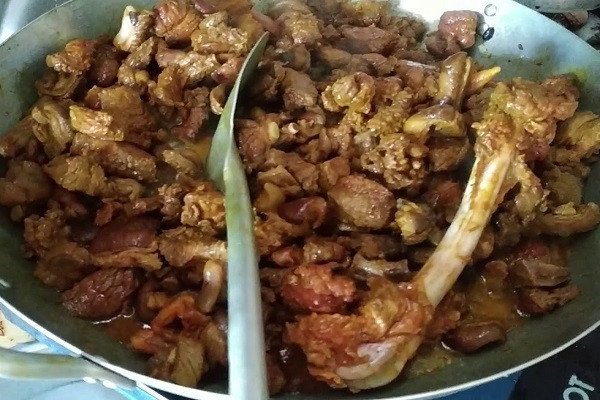 Chế biến thịt chó xào lăn