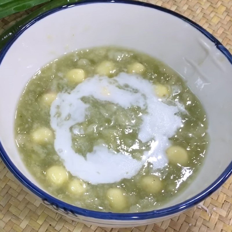 Chè cốm hạt sen lá dứa được trang trí đẹp mắt với nước cốt dừa