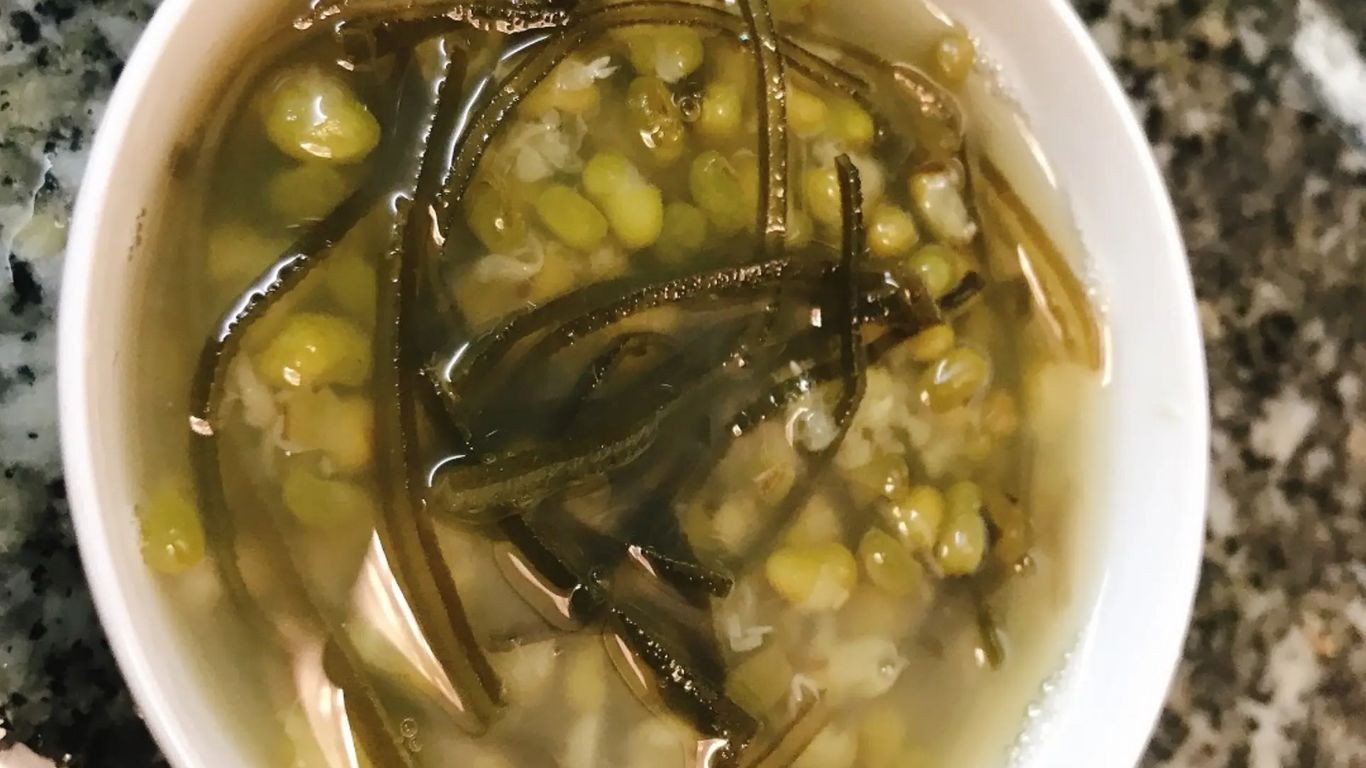 Chè đậu xanh nước cốt dừa thêm phổ tai thanh mát, giòn sần sật