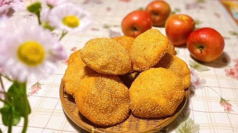 Chế độ ăn đa dạng kết hợp bánh tiêu với rau xanh và protein để cân bằng dinh dưỡng