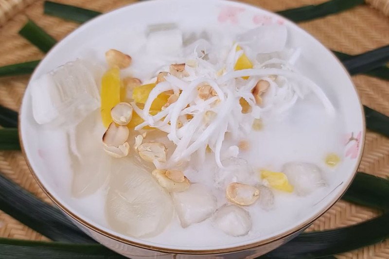 Chè dừa dầm với cùi dừa non và các loại thạch, minh họa giá trị dinh dưỡng của món ăn, bao gồm đường và chất béo.