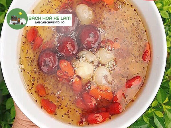 Chè hạt sen long nhãn khô cùng hạt chia giải nhiệt