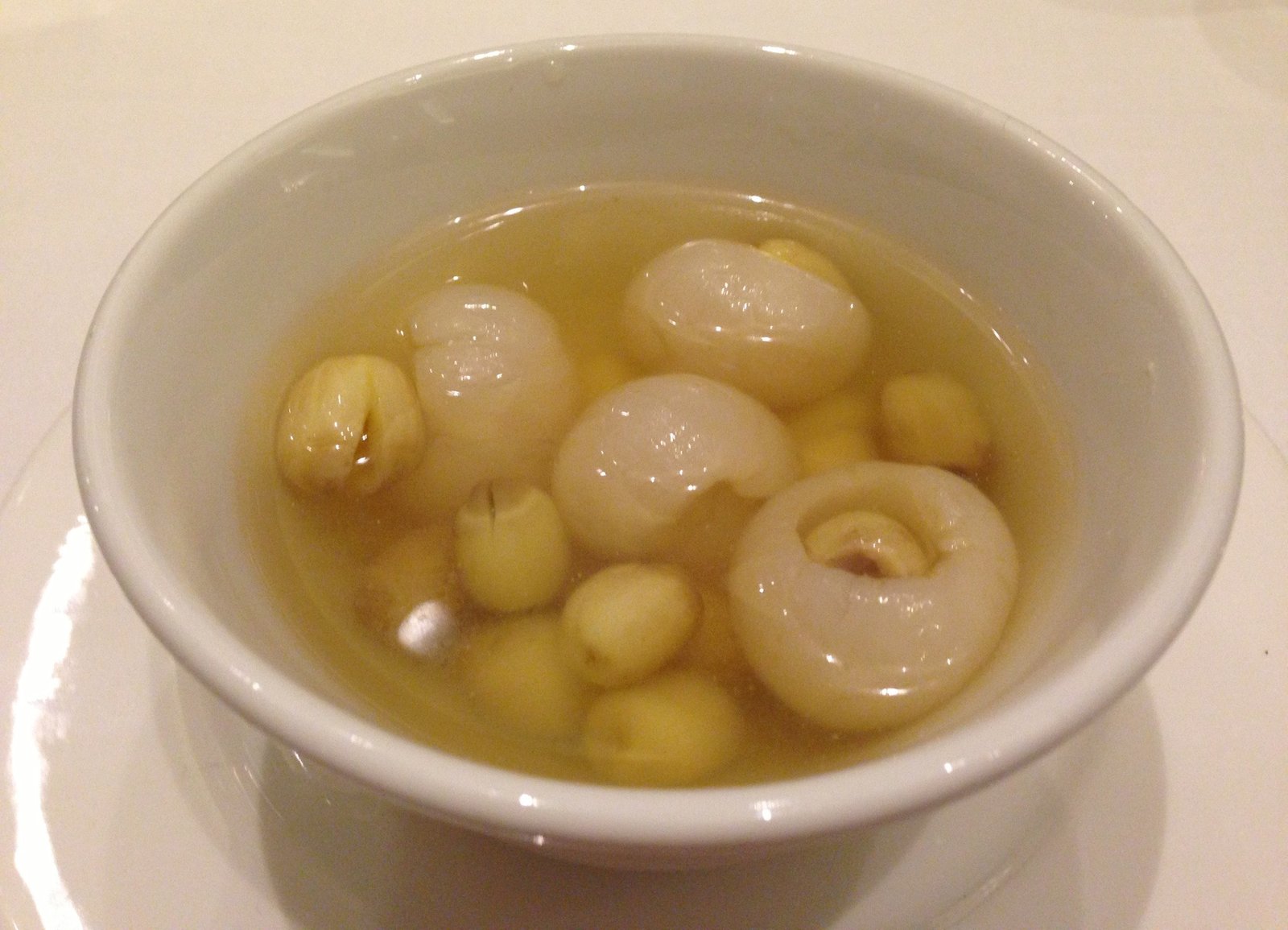 Chè hạt sen long nhãn ngọt thanh