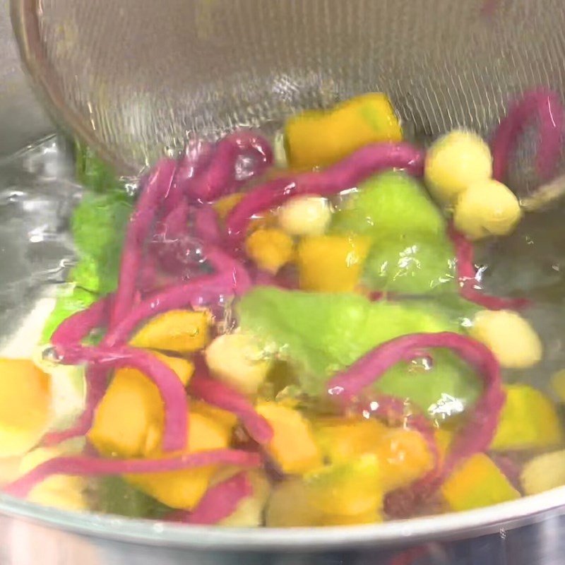 Chè khoai dẻo thập cẩm đang sôi trên bếp