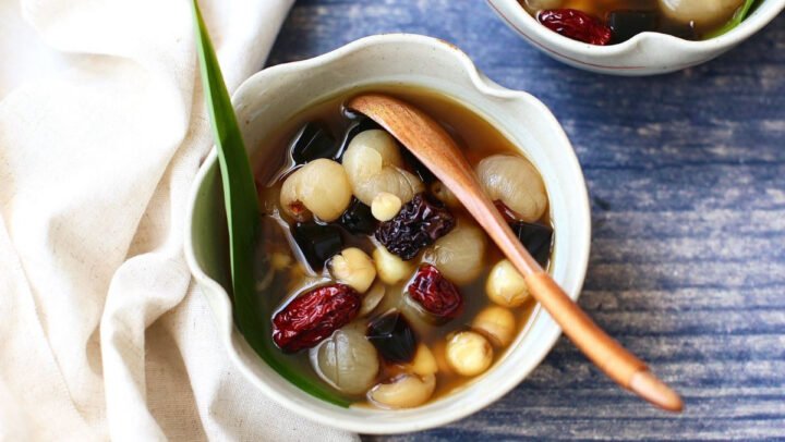 Chè long nhãn táo đỏ hạt sen thanh mát