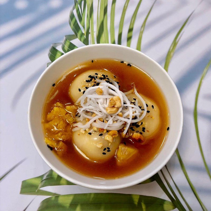 Chén bánh trôi tàu nhân đậu xanh ấm nóng, rắc thêm mè rang và dừa tươi