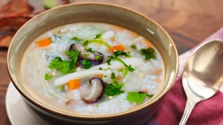 Chén cháo nấm chay nóng hổi, đầy đủ dinh dưỡng, trang trí đẹp mắt