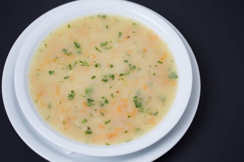 Chén cháo tổ yến nấu cùng ức gà mềm và cà rốt băm nhỏ