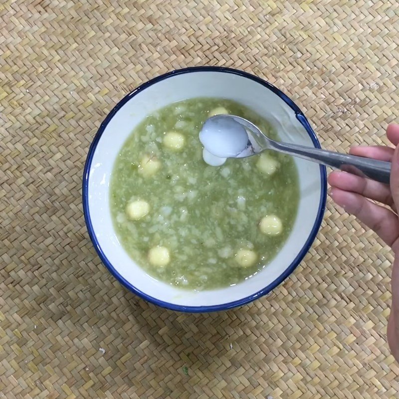 Chén chè cốm hạt sen lá dứa với màu xanh dịu mát, sẵn sàng thưởng thức