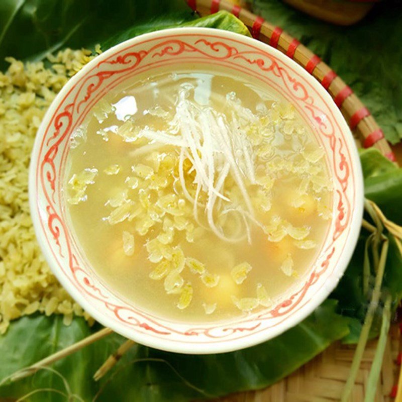 Chén chè cốm hạt sen truyền thống đã hoàn thành, dẻo thơm hấp dẫn