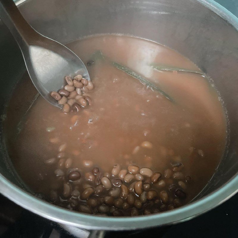 Chén chè đậu đỏ với nếp thanh mát, điểm xuyết nước cốt dừa