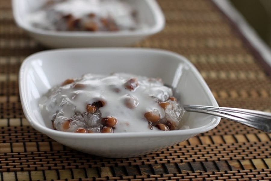 Chén chè đậu trắng nước cốt dừa sánh mịn, hấp dẫn