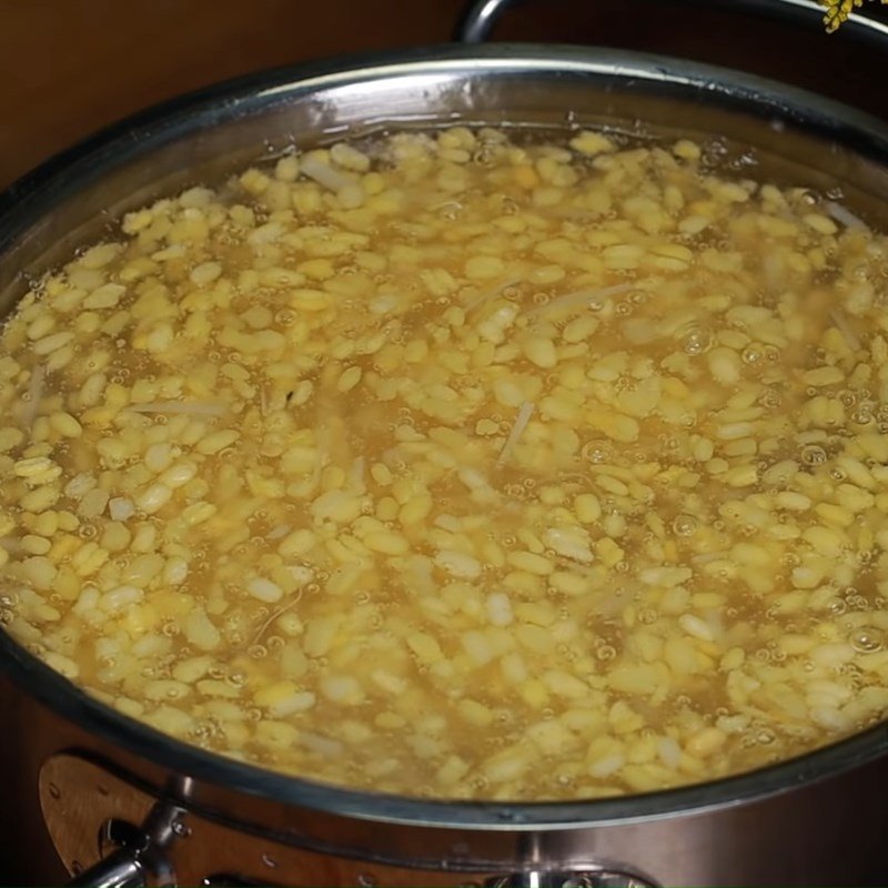 Chén chè hoa cau với bột sắn dây thành phẩm, có màu vàng tươi của đậu xanh và nước cốt dừa béo ngậy