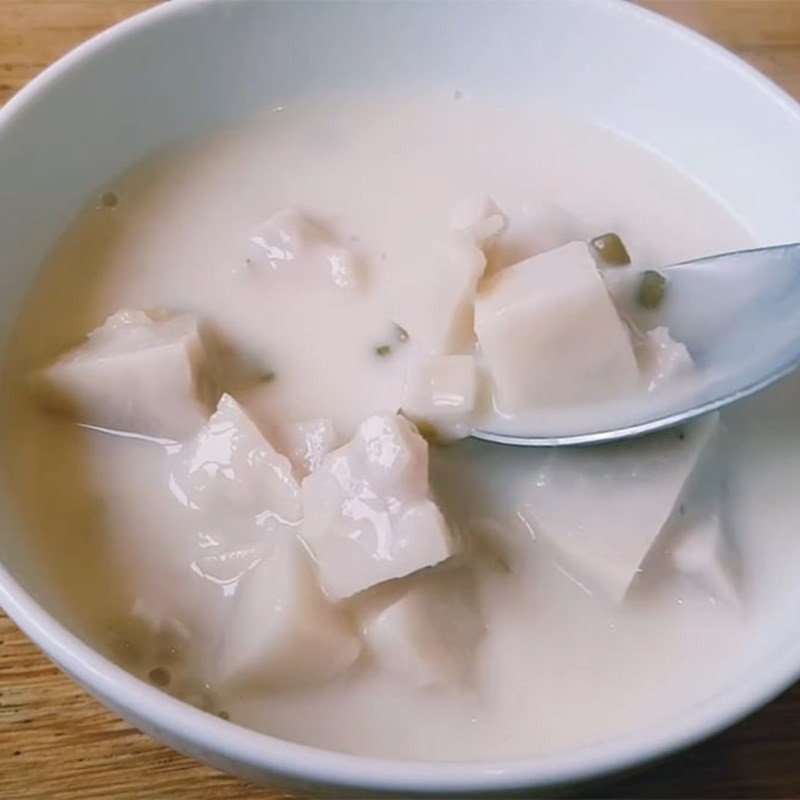 Chén chè khoai môn đậu xanh thành phẩm sánh mịn, bùi béo