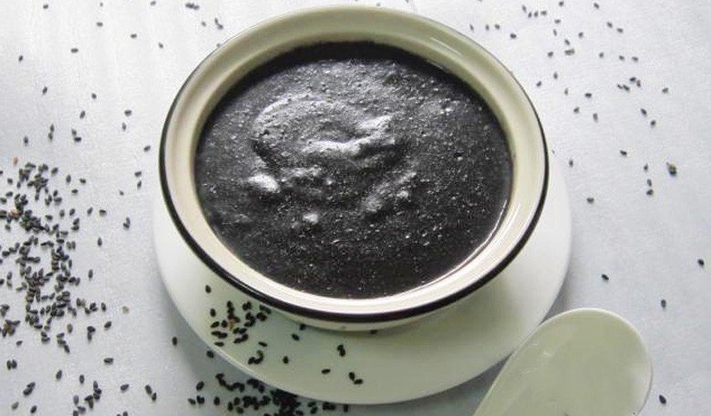 Chén chè mè đen bột sắn dây hoàn thành