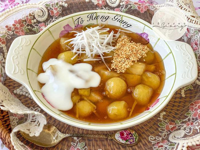 Chén chè sắn dẻo hoàn chỉnh với nước cốt dừa và mè rang