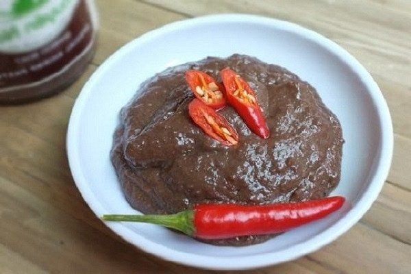 chén mắm ruốc chuẩn bị cho món thịt xào mắm ruốc