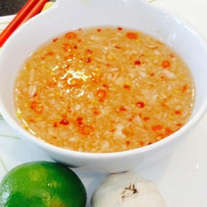 Chén nước mắm gừng cay nồng, đậm đà là món chấm hoàn hảo cho thịt vịt xáo măng