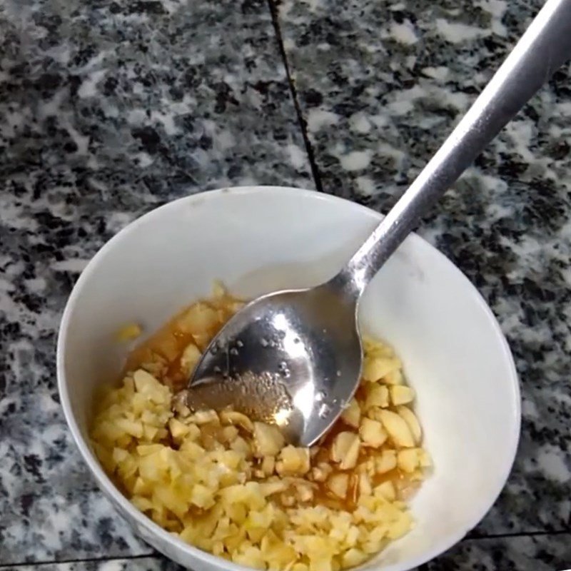 Chén nước mắm tỏi ớt pha sẵn cho món cá khô