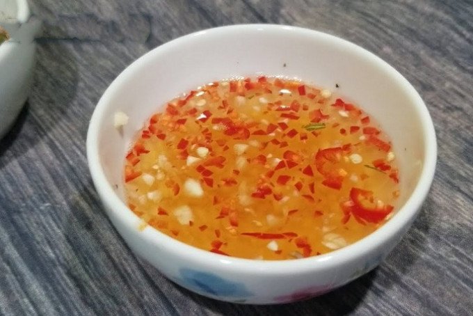Chén nước mắm trộn gỏi bắp chuối tôm thịt với tỏi ớt băm