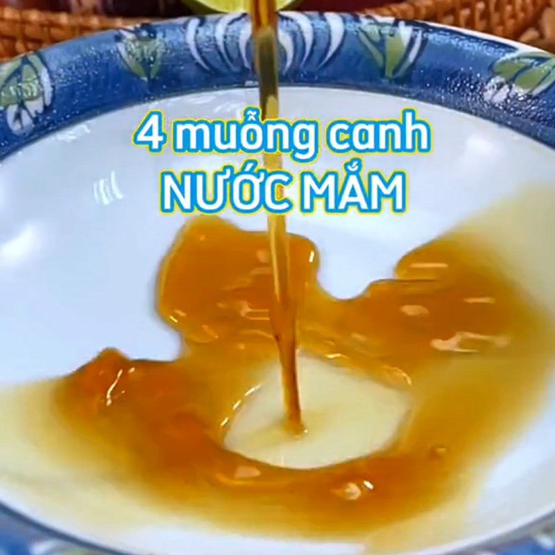 Chén nước sốt mắm tỏi tương ớt sánh đặc